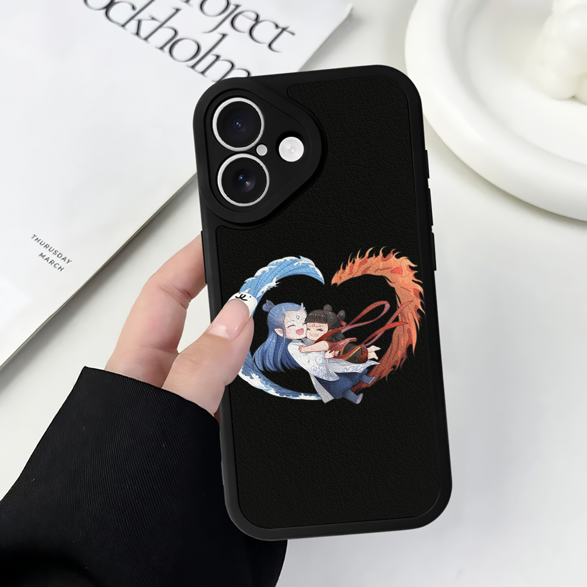 （画像用） Ne Zha 2 ナタ 魔童の大暴れ 【iPhone 16シリーズ対応】シリコンスマホケース（レザー調） 材質：シリコン